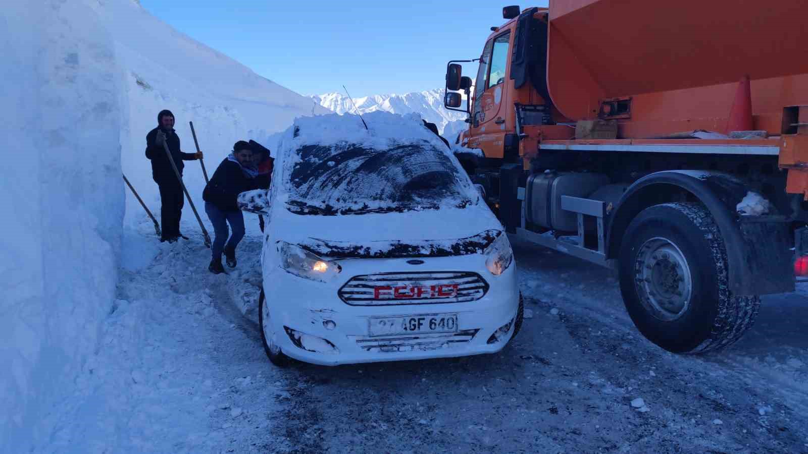 Çığ altında kalan araçlardan biri çıkarıldı