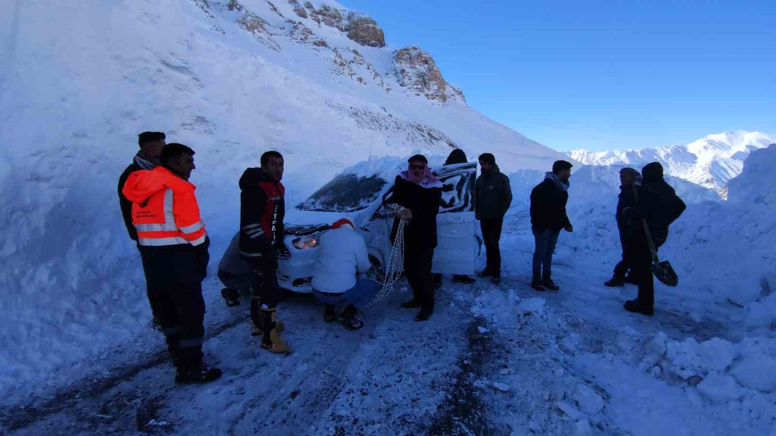 Çığ altında kalan araçlardan biri çıkarıldı