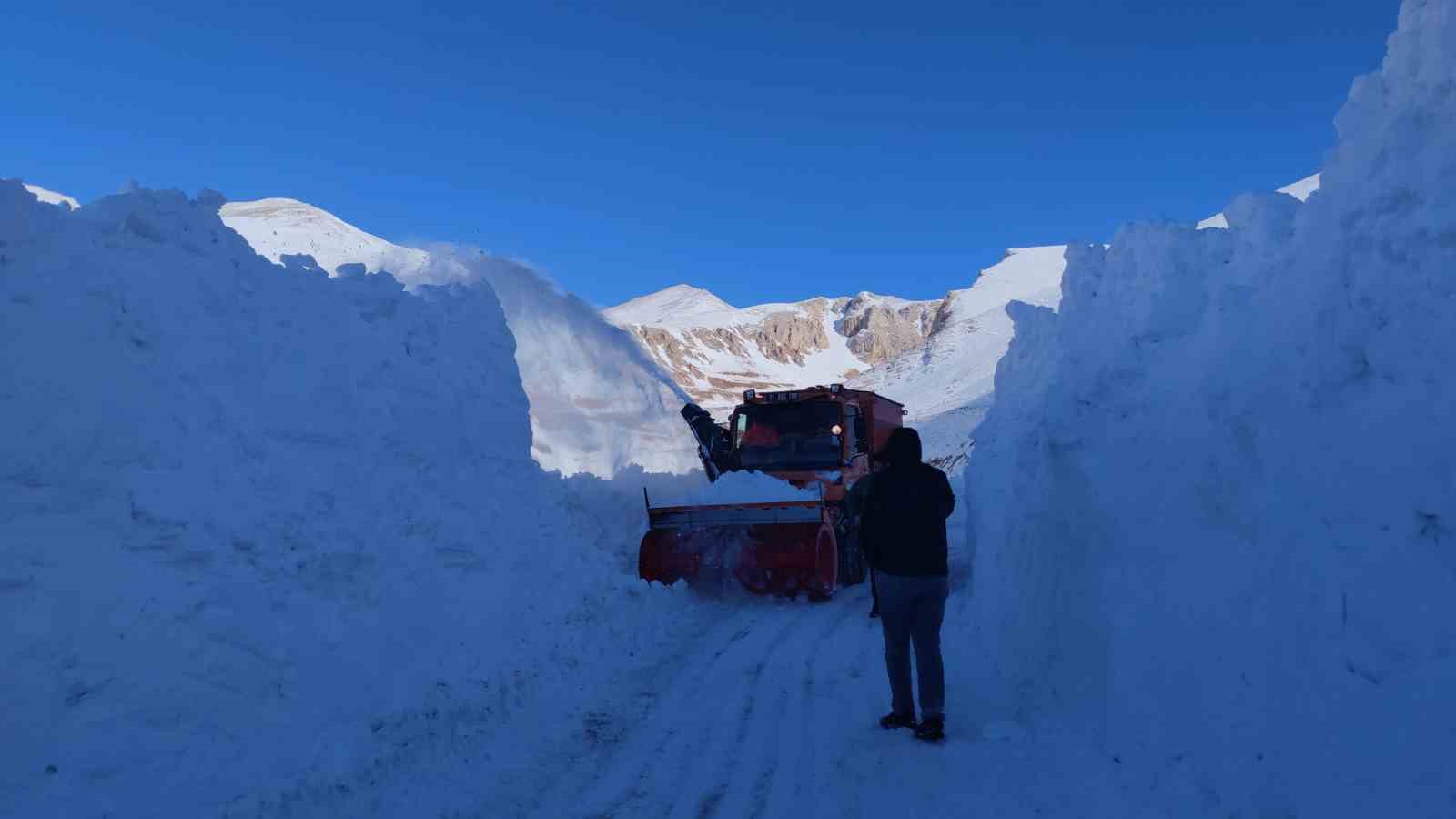 Çığ altında kalan araçlardan biri çıkarıldı