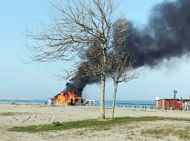 Sahildeki işletme alev topuna döndü