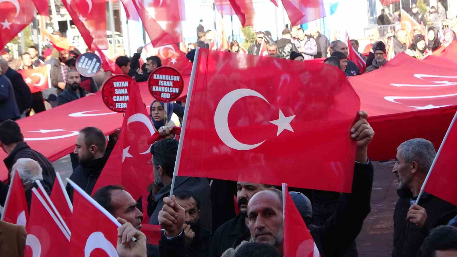 Van’da ’şehitleri anma ve teröre lanet’ yürüyüşü yapıldı