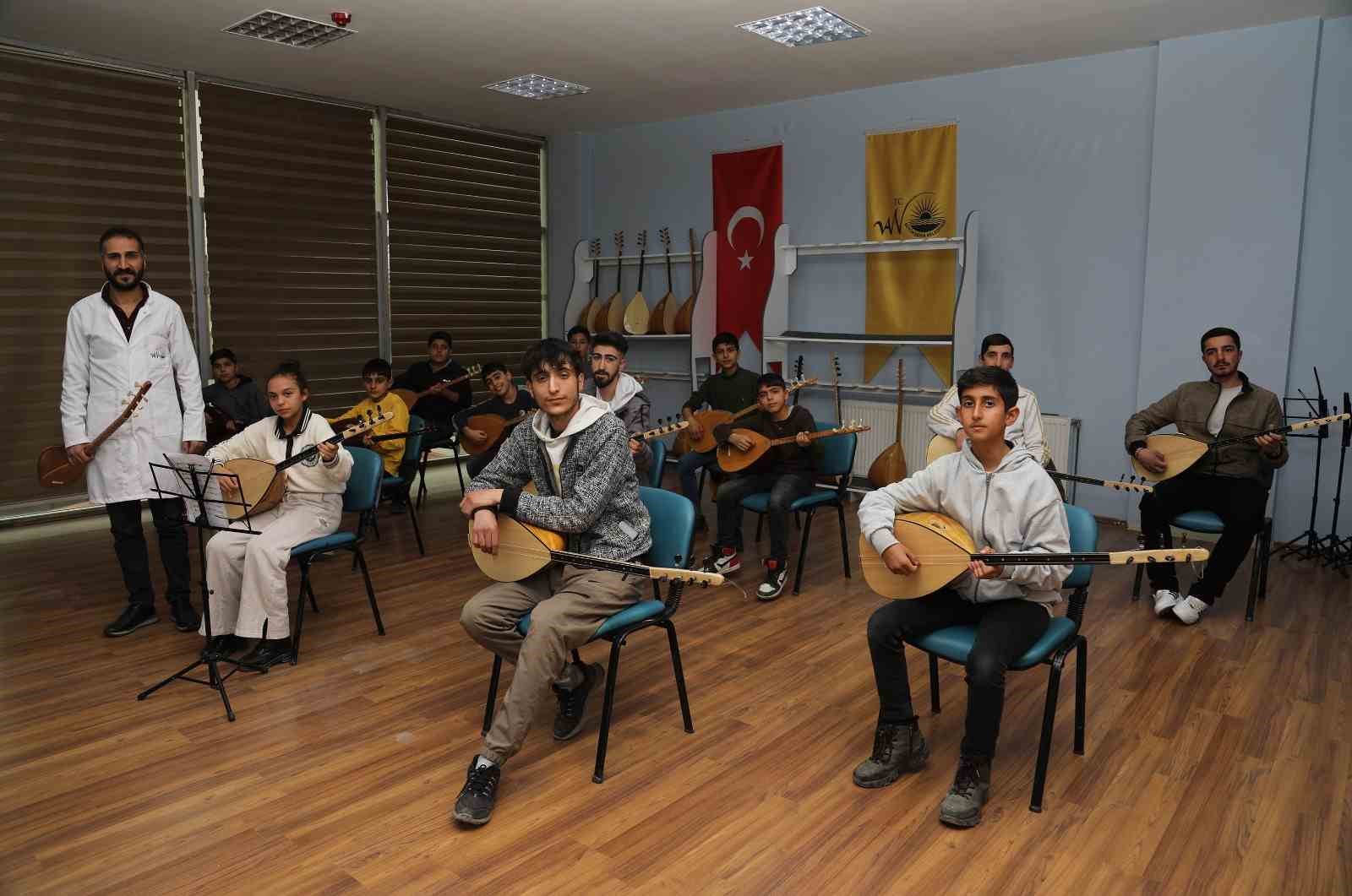 Van Büyükşehir Belediyesinin bağlama kursuna yoğun ilgi