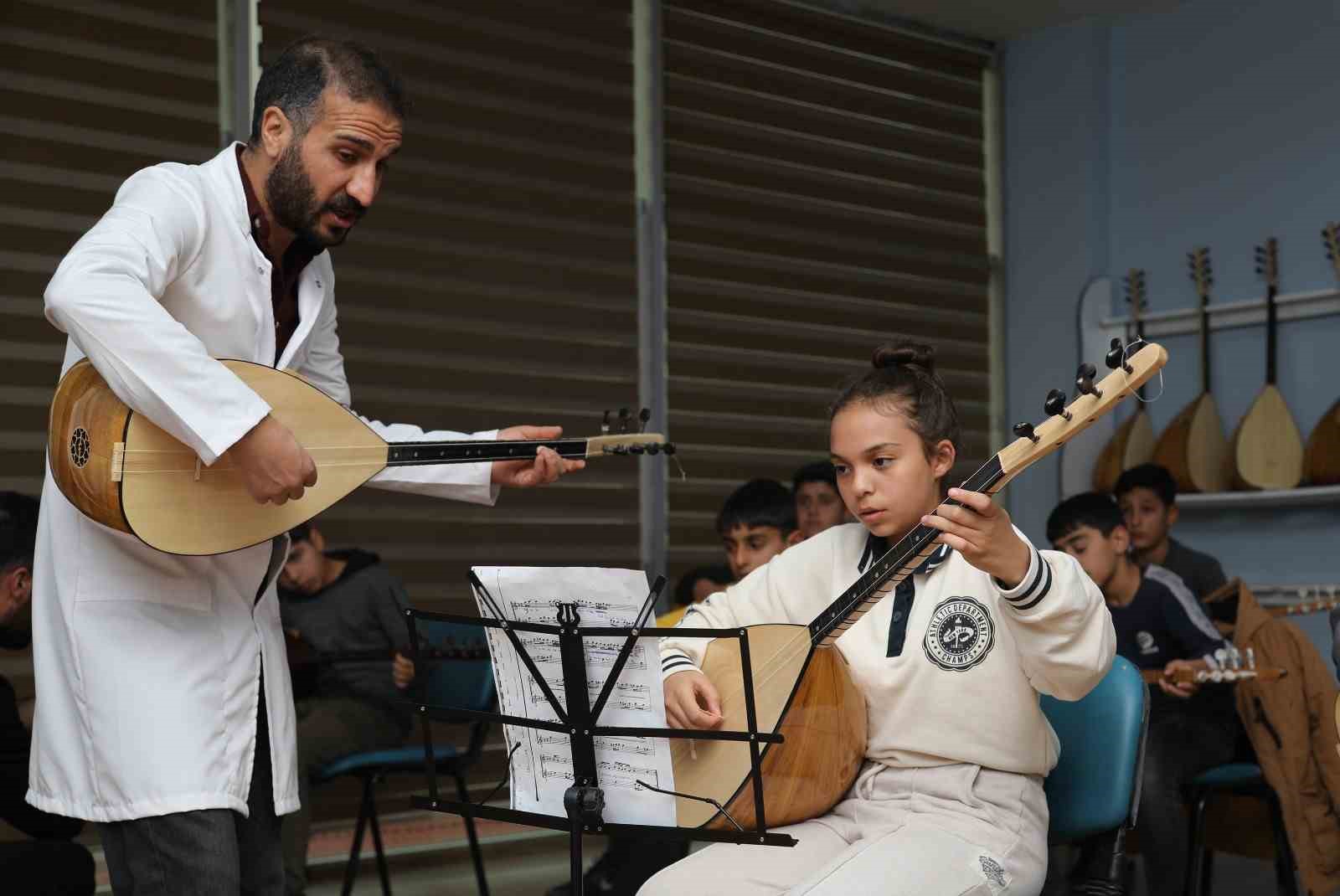 Van Büyükşehir Belediyesinin bağlama kursuna yoğun ilgi