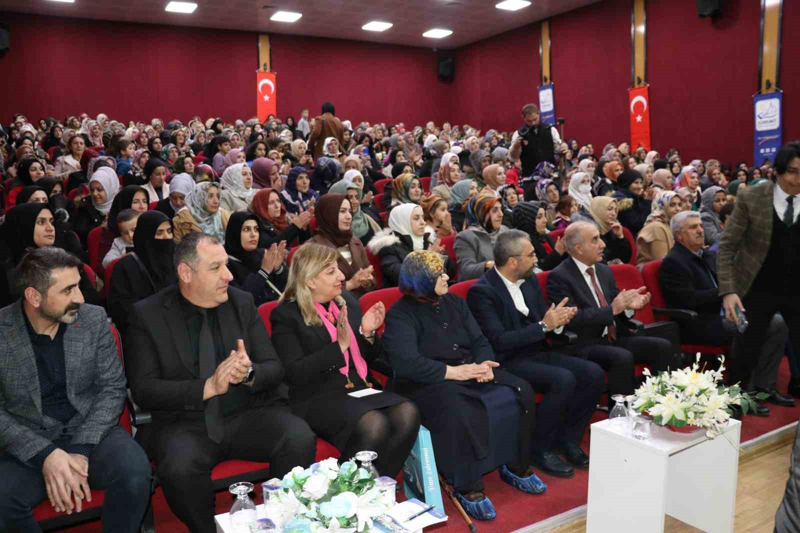 72 yaşındaki Besna Say, okur-yazarlık sertifikasını başkan oğlunun elinden aldı