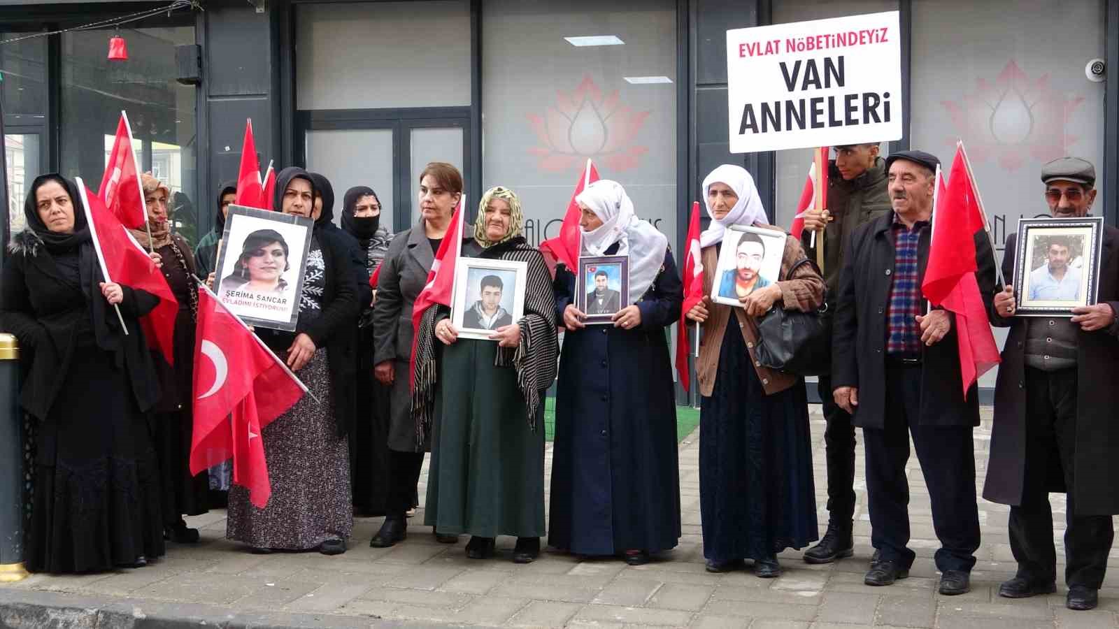 Van annelerinin evlat nöbetine bir aile daha katıldı