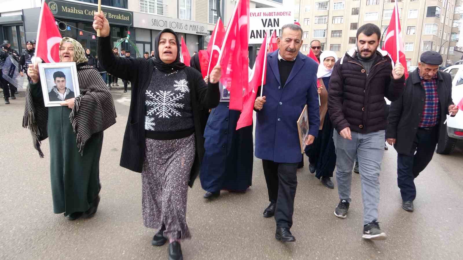 Van annelerinin evlat nöbetine bir aile daha katıldı