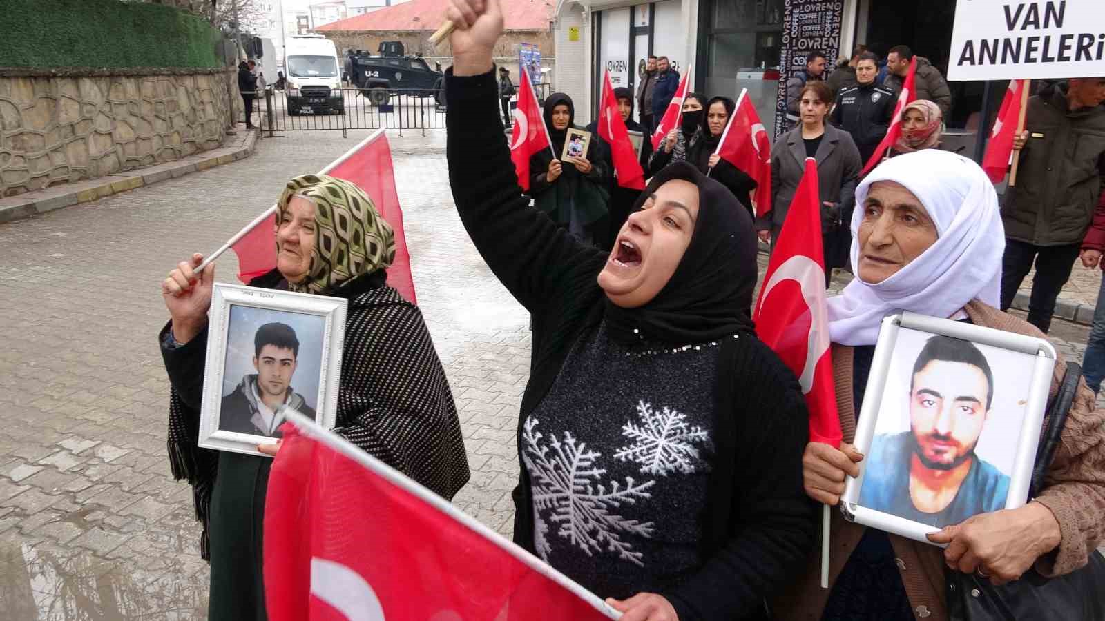 Van annelerinin evlat nöbetine bir aile daha katıldı