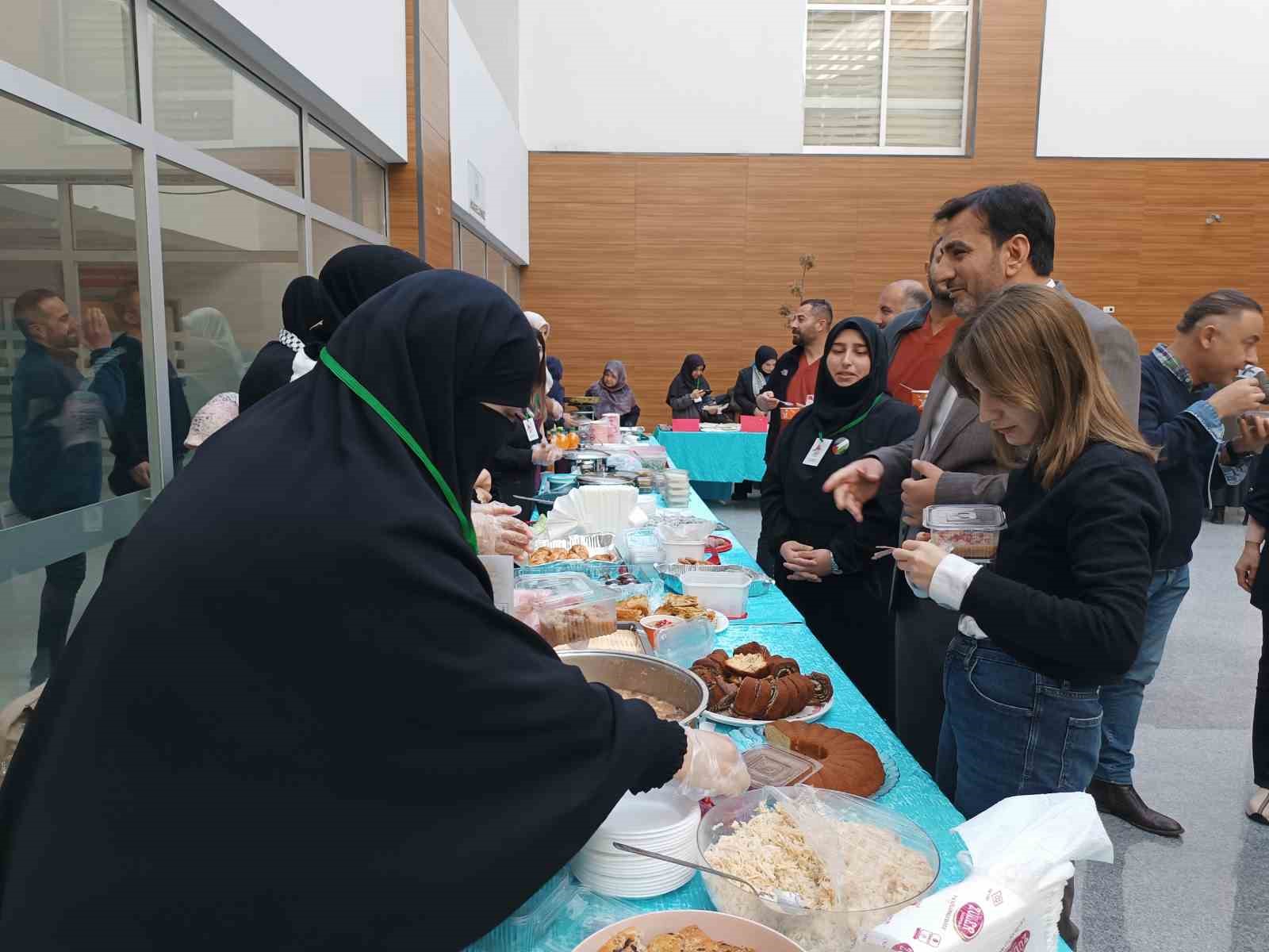 Van’daki sağlık çalışanlarından Gazze yararına hayır çarşısı