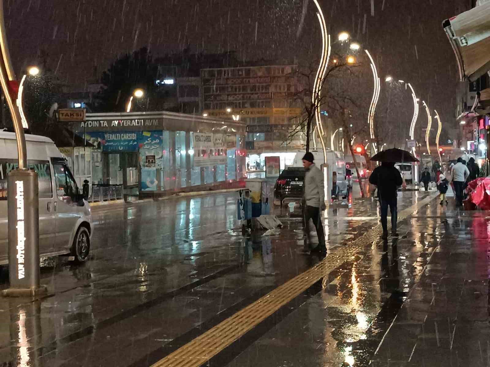 Van’da karla karışık yağmur hayatı olumsuz etkiliyor