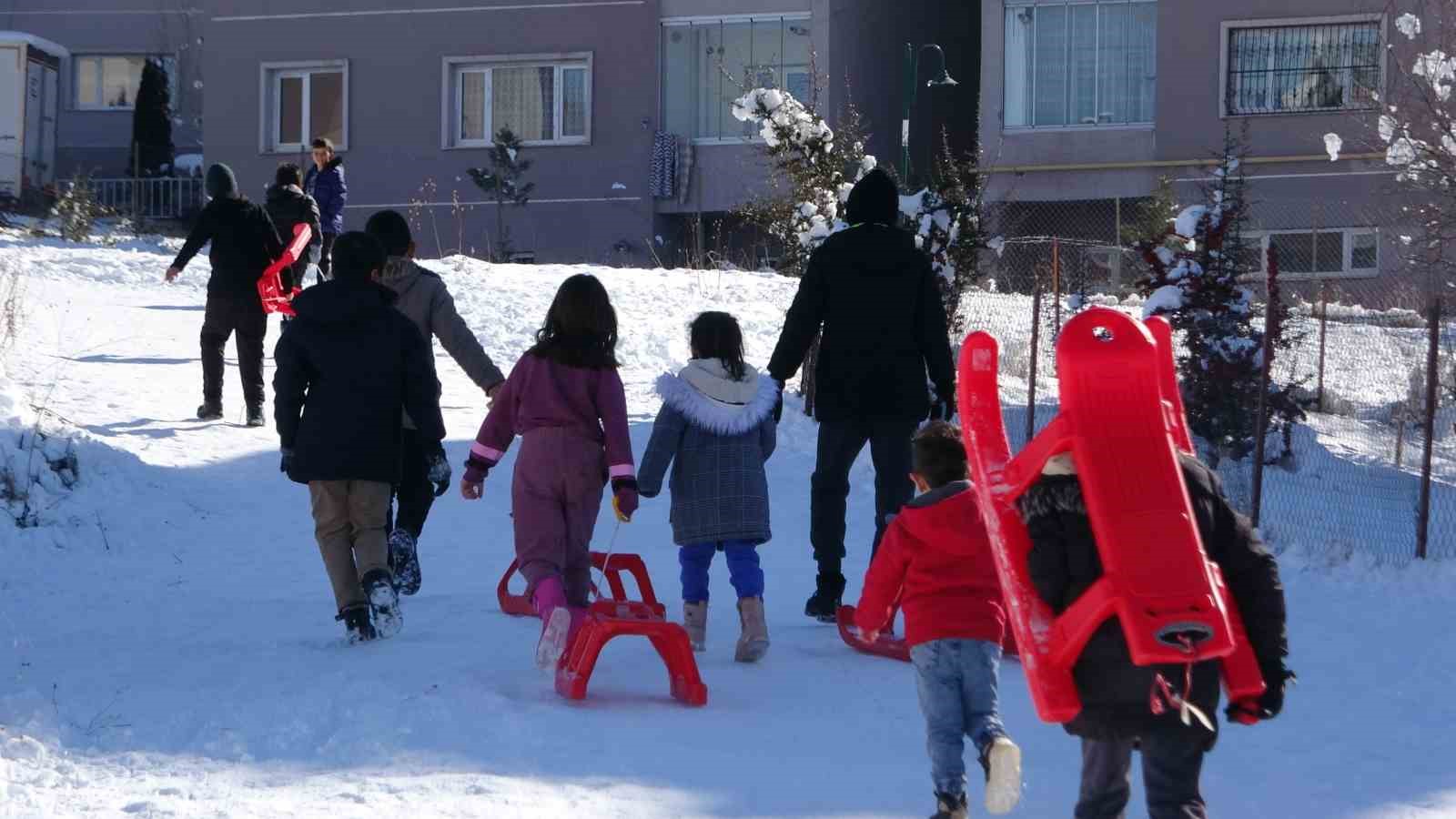 Çocukların düşe kalka kızak keyfi