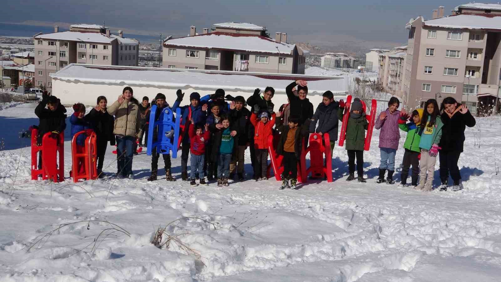 Çocukların düşe kalka kızak keyfi