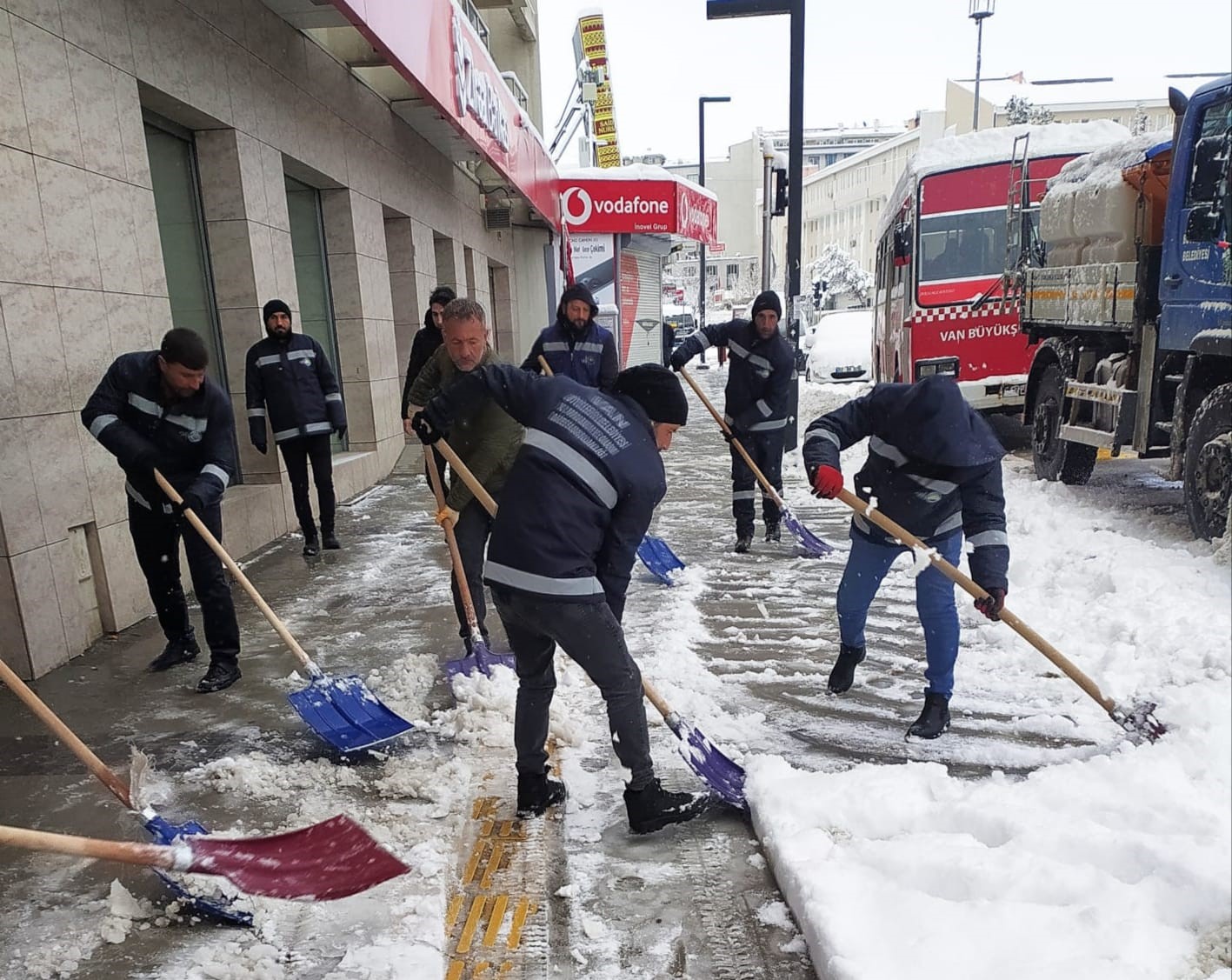 Van’da hasta kurtarma ve kar mesaisi