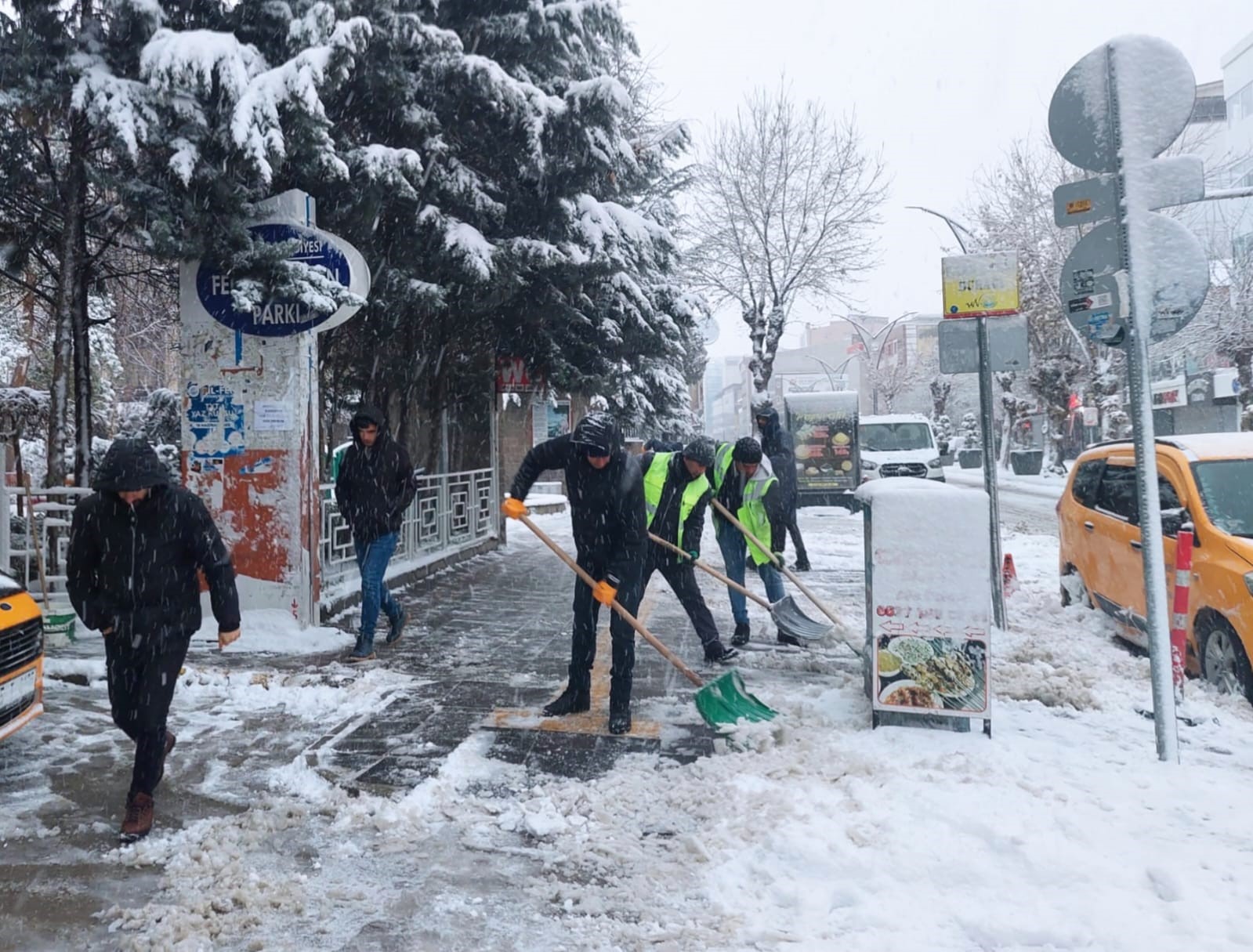 Van Büyükşehir Belediyesinden karla mücadele çalışması