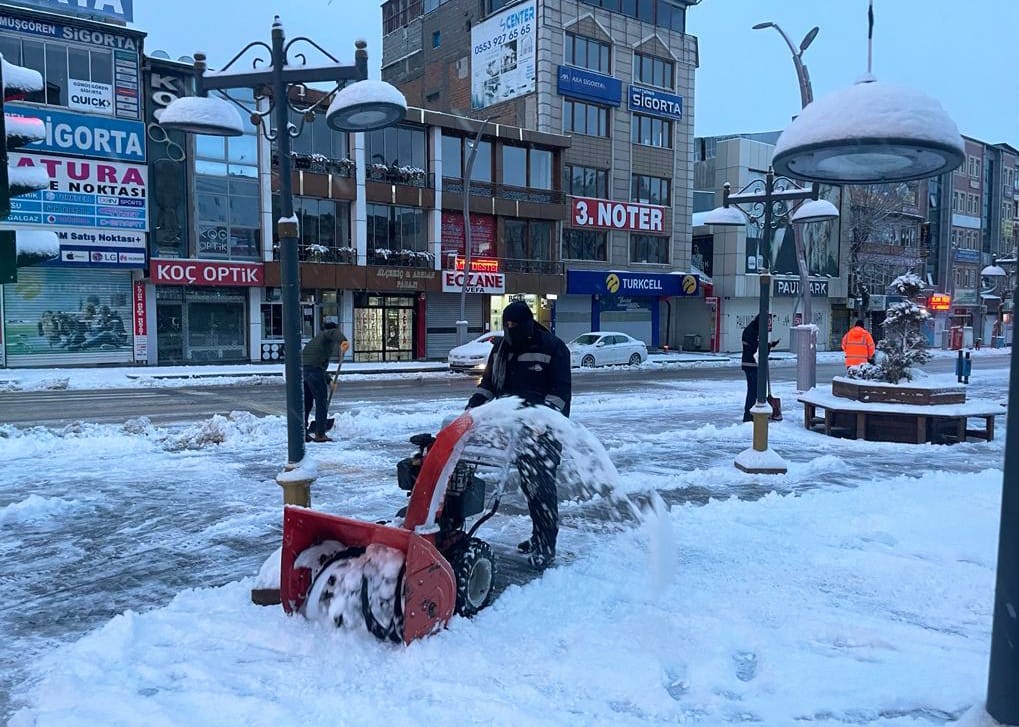 Van Büyükşehir Belediyesinden karla mücadele çalışması