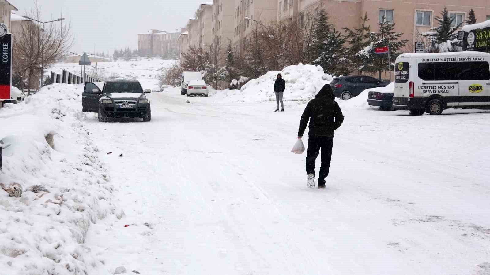 Van’da kar yağışı: 61 yol kapandı