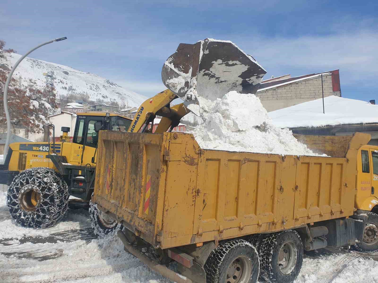 Başkale’de kamyonlarla kar taşınıyor