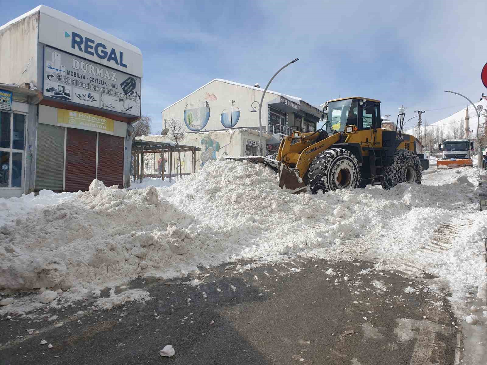 Başkale’de kamyonlarla kar taşınıyor