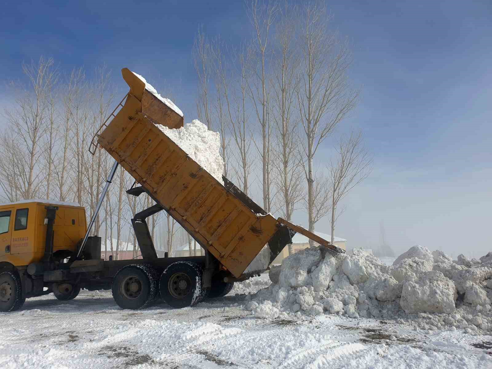 Başkale’de kamyonlarla kar taşınıyor