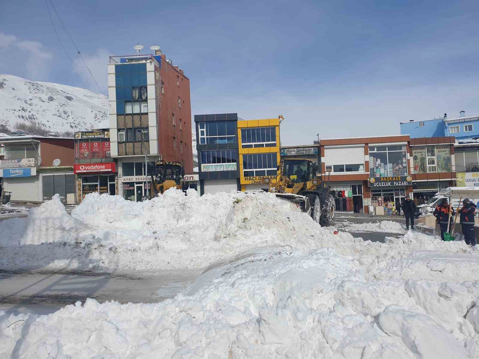 Başkale’de kamyonlarla kar taşınıyor