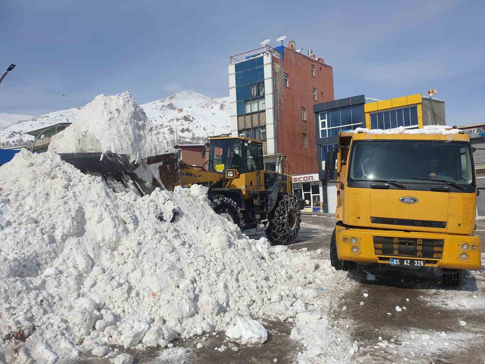 Başkale’de kamyonlarla kar taşınıyor