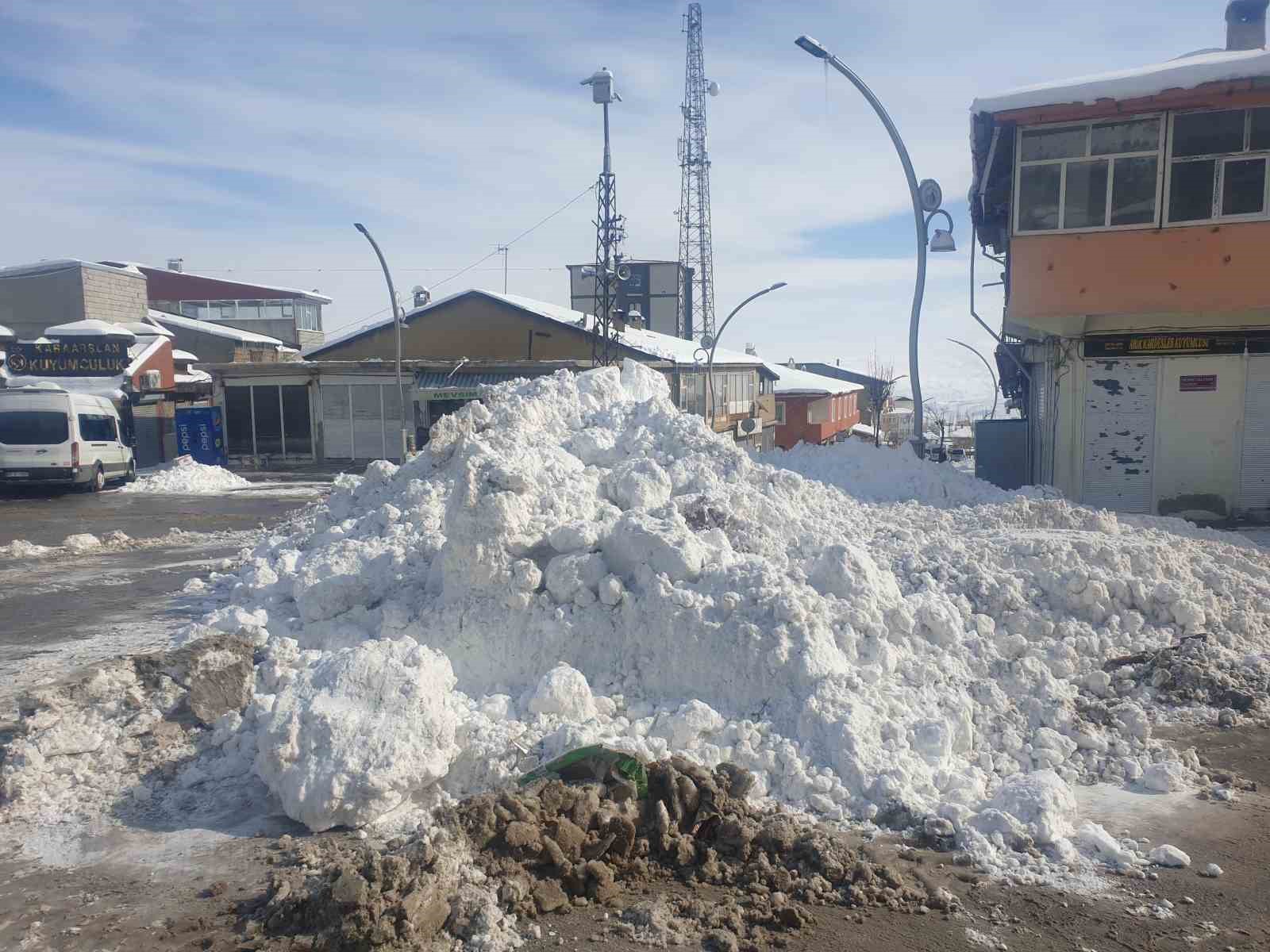 Başkale’de kamyonlarla kar taşınıyor