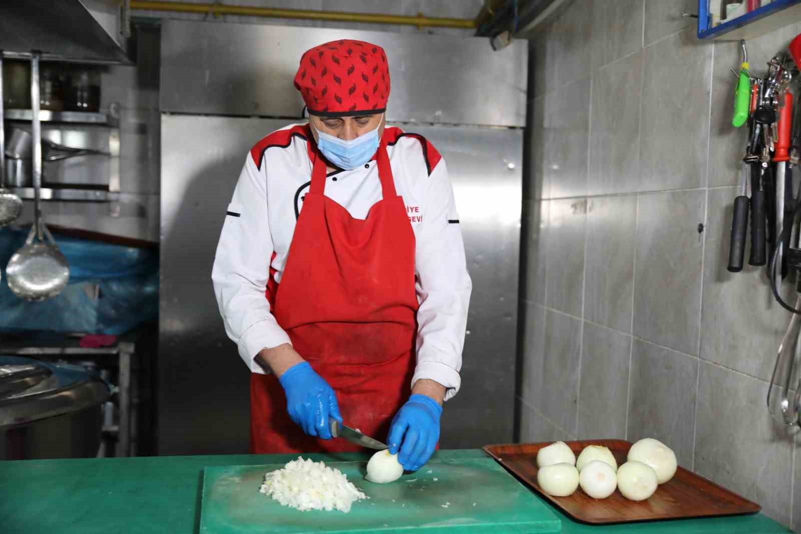 Muradiye SYDV’den sıcak yemek hizmeti