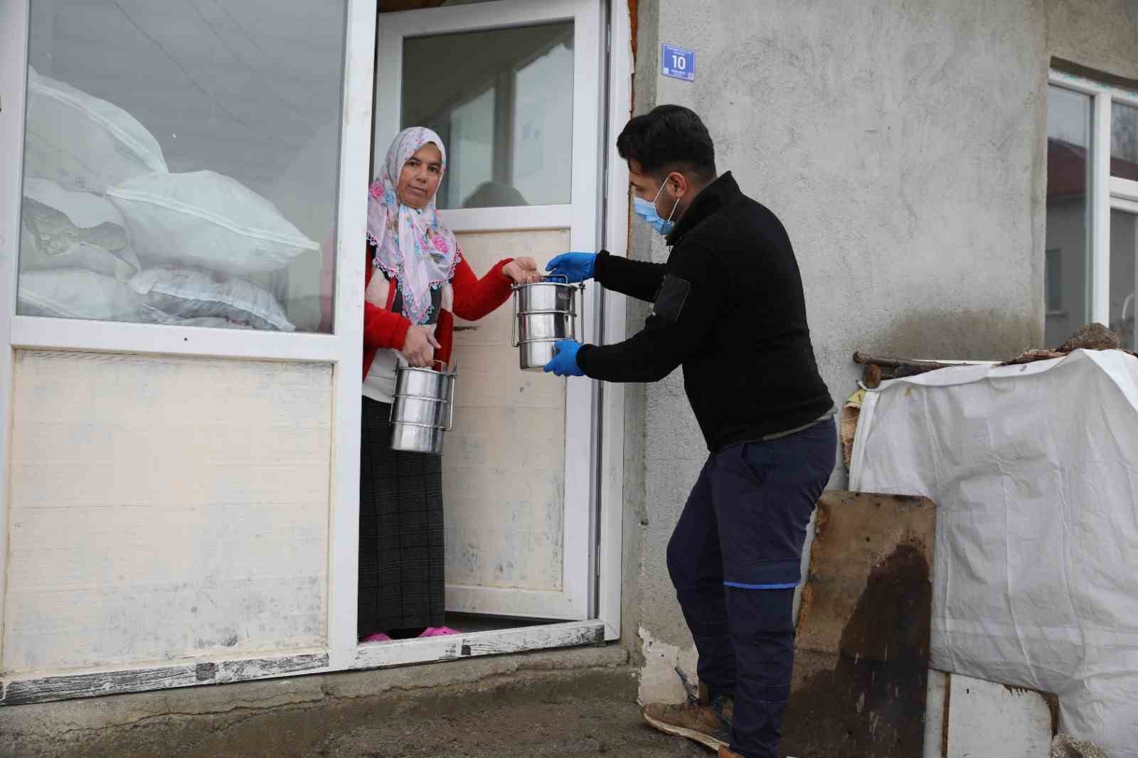 Muradiye SYDV’den sıcak yemek hizmeti