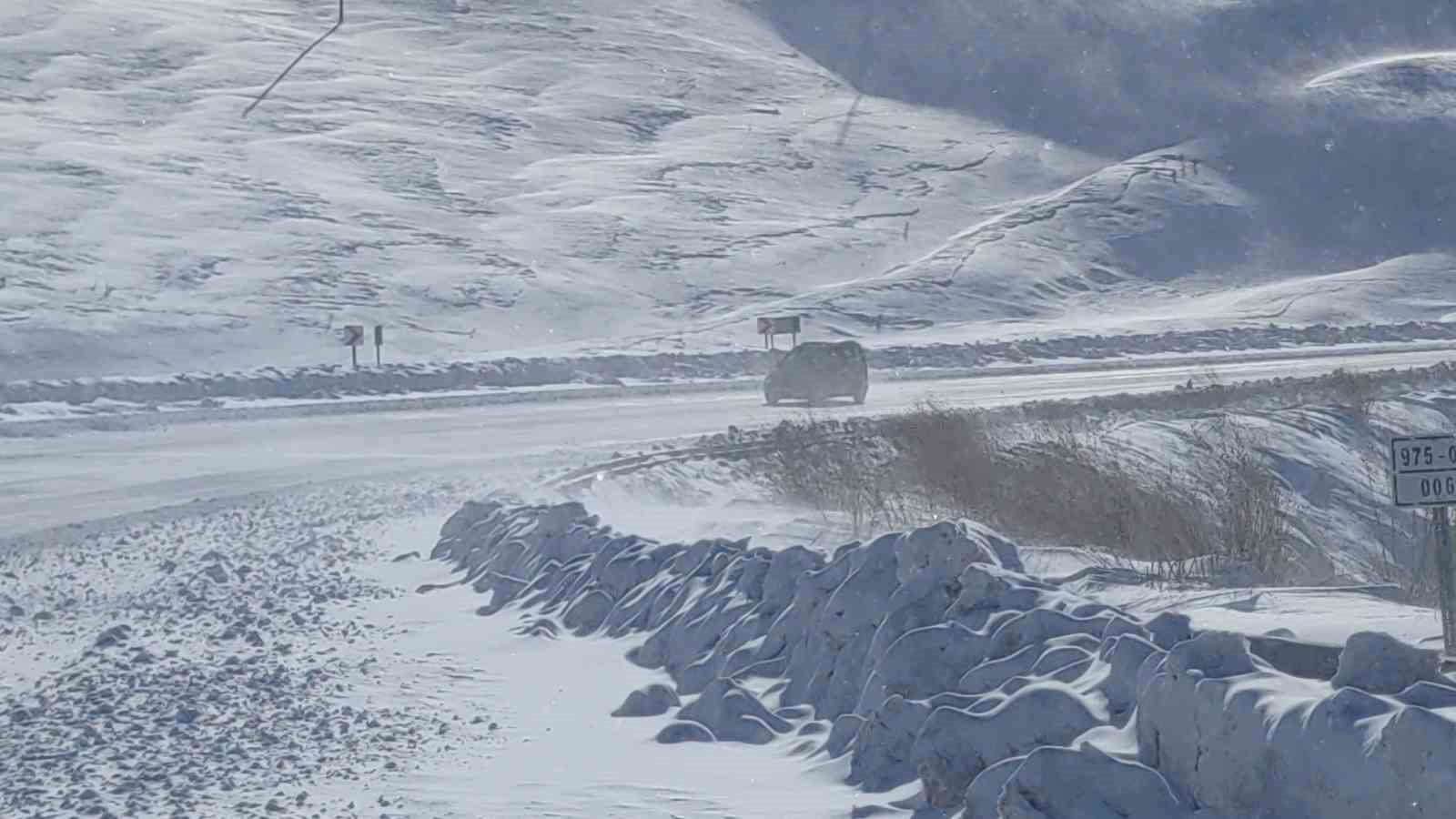 Kara yağışı ve tipi Kurubaş Geçidi’nde etkili oluyor