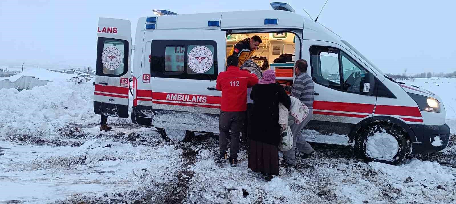 Hasta almaya giderken kara saplanan ambulansı karla mücadele ekipleri kurtardı