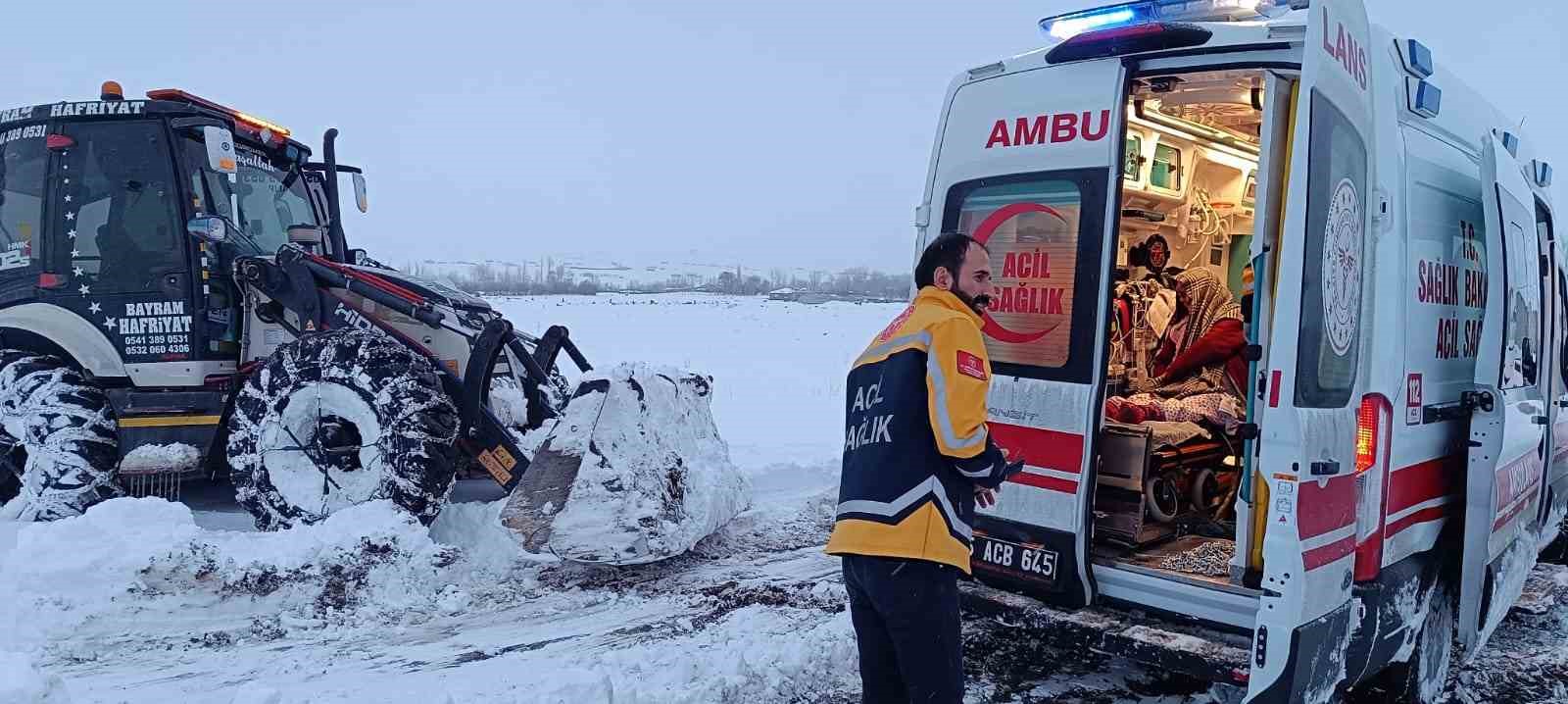 Hasta almaya giderken kara saplanan ambulansı karla mücadele ekipleri kurtardı