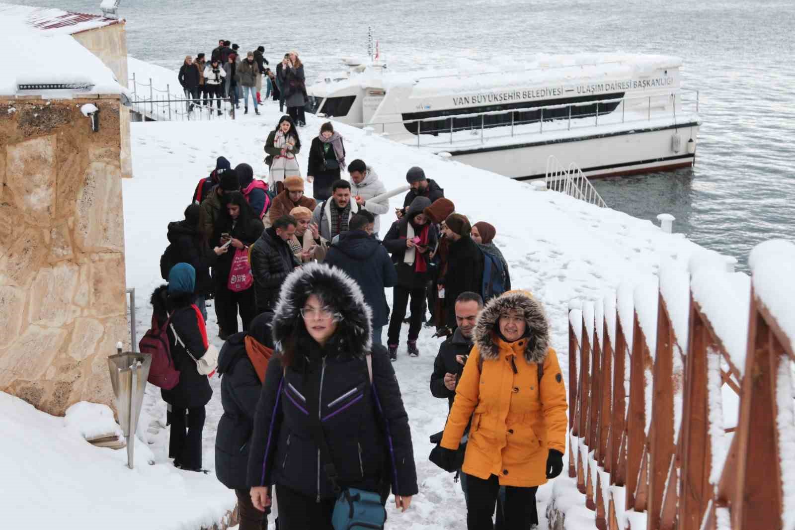 Van Büyükşehir Belediyesi kursiyerler Akdamar Adası’nı fotoğrafladı