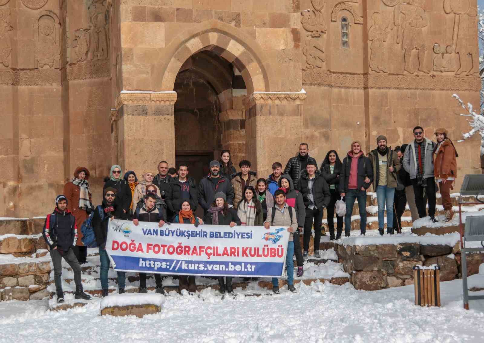 Van Büyükşehir Belediyesi kursiyerler Akdamar Adası’nı fotoğrafladı