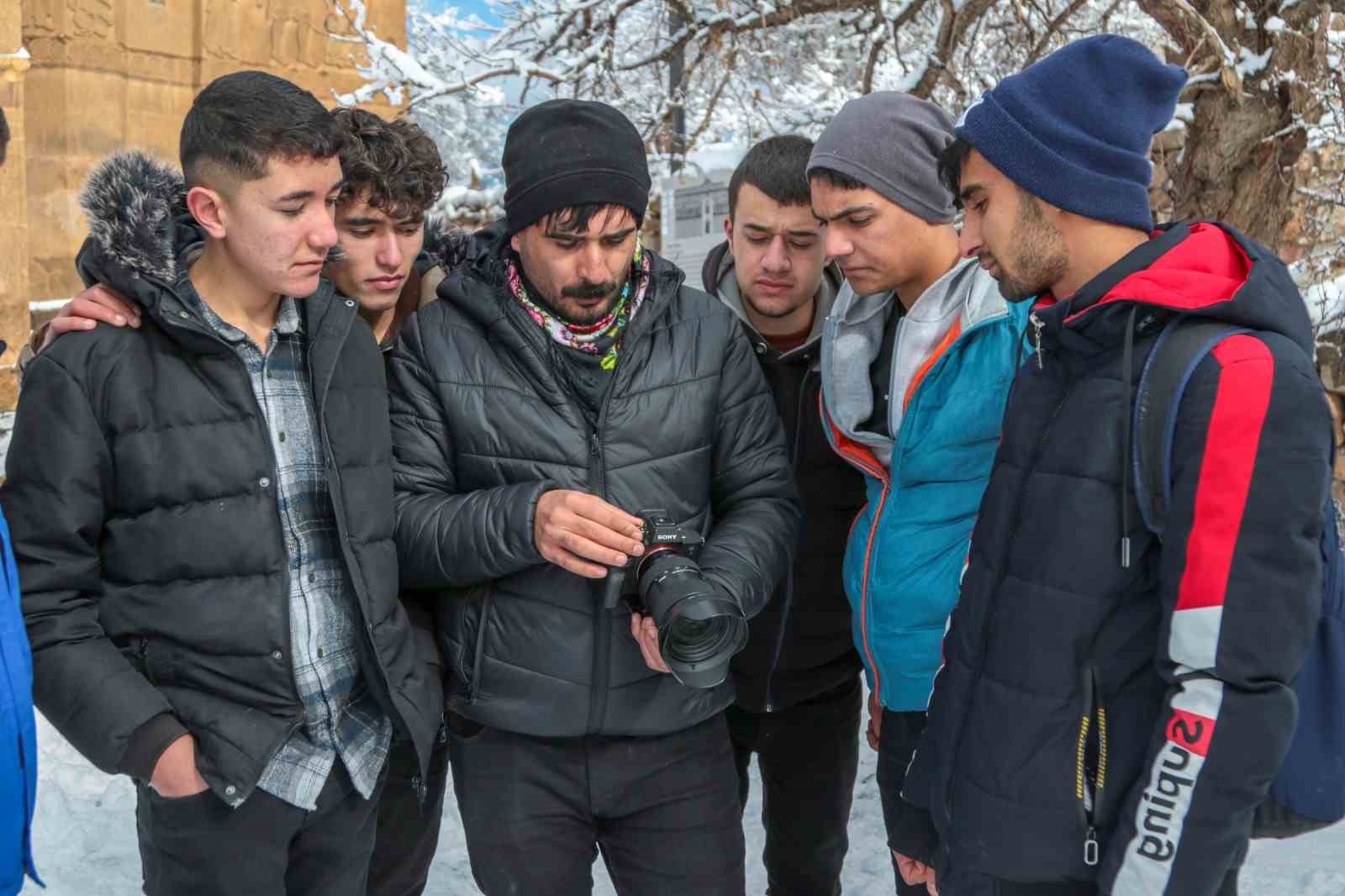 Van Büyükşehir Belediyesi kursiyerler Akdamar Adası’nı fotoğrafladı