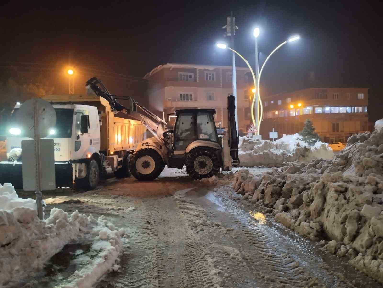 Muradiye’de kar temizleme çalışması