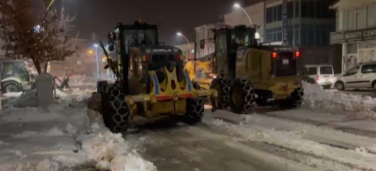 Muradiye’de kar temizleme çalışması