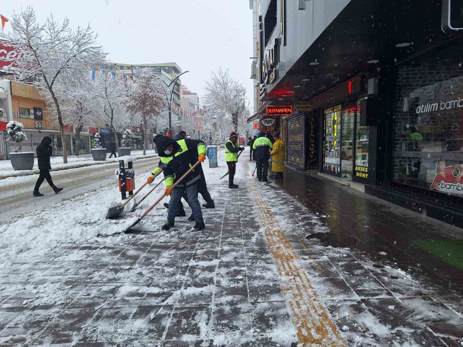 Van’da karla mücadele çalışmaları sürüyor