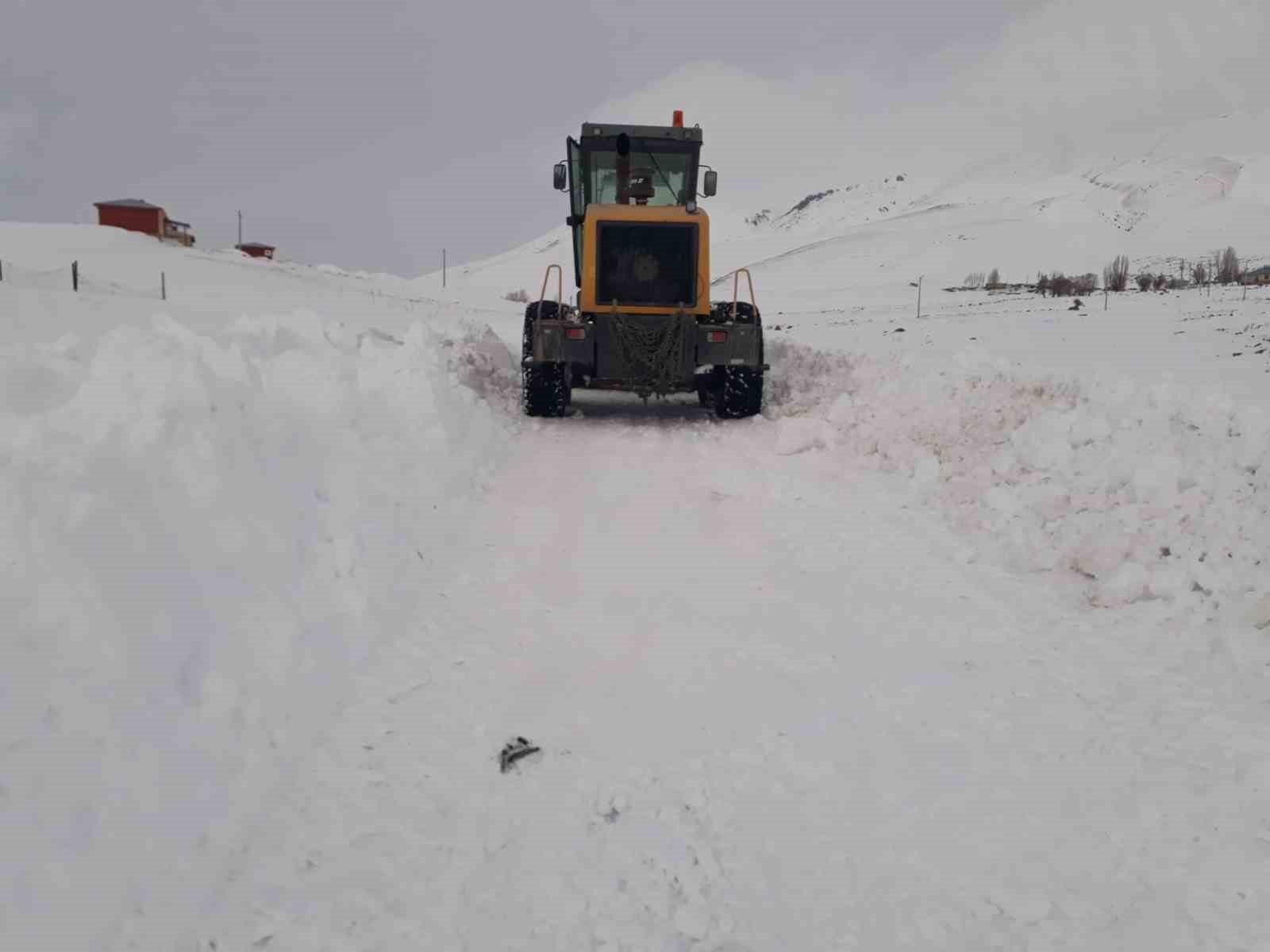 Muradiye’de yol açma çalışması