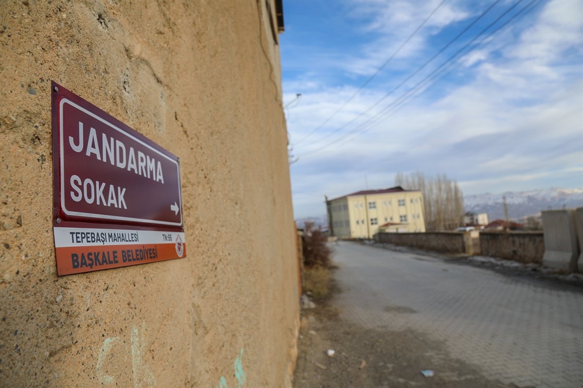 Başkale’deki sokak ve cadde tabelaları yenilendi