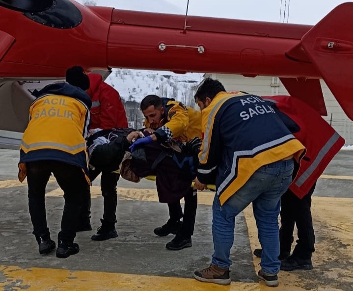 Van’da göğüs ağrısı olan yaşlı hasta için helikopter havalandı