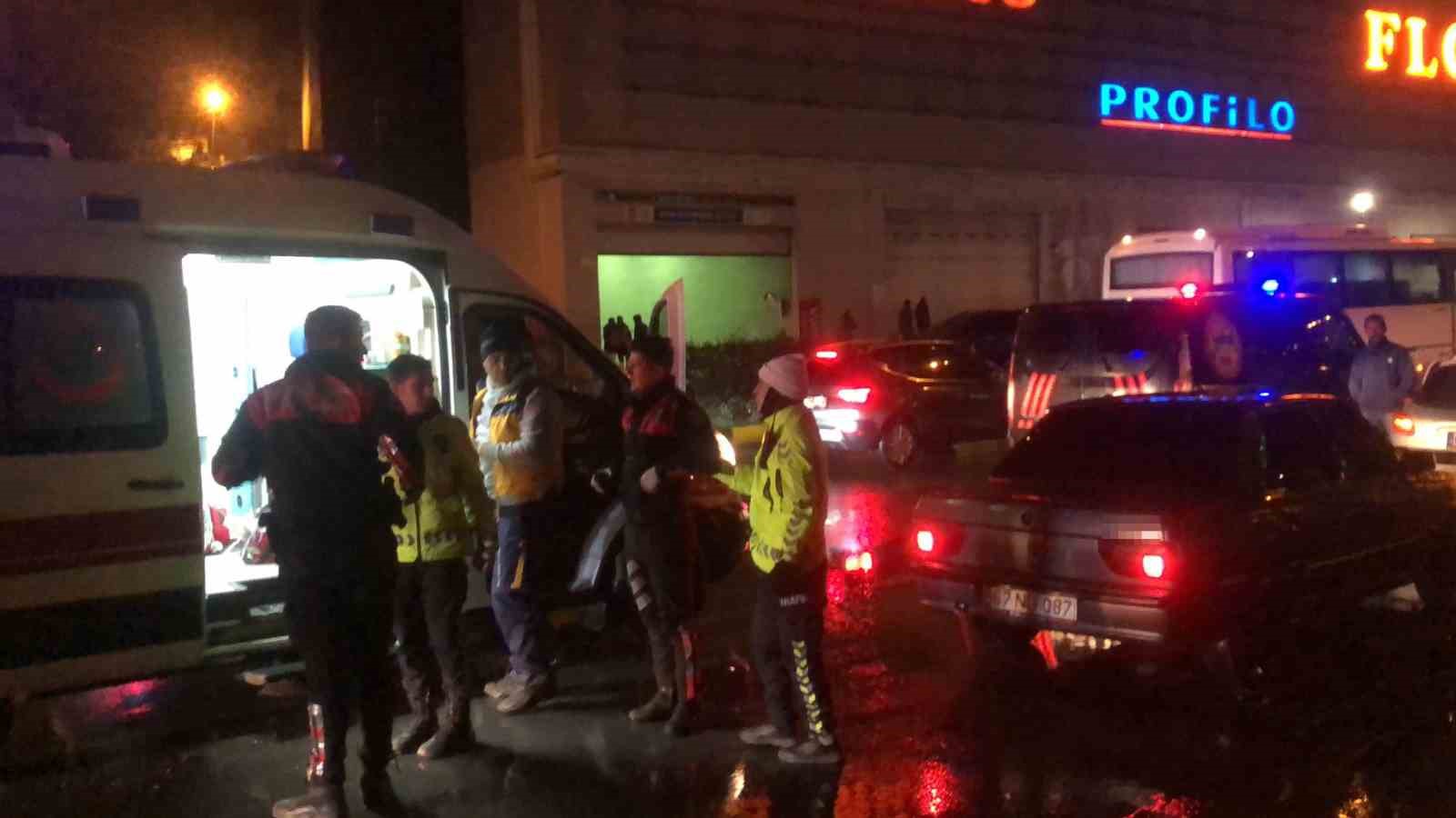 Trafik kazası sonrası taraflar birbirine girdi: 1 kişi yaralandı