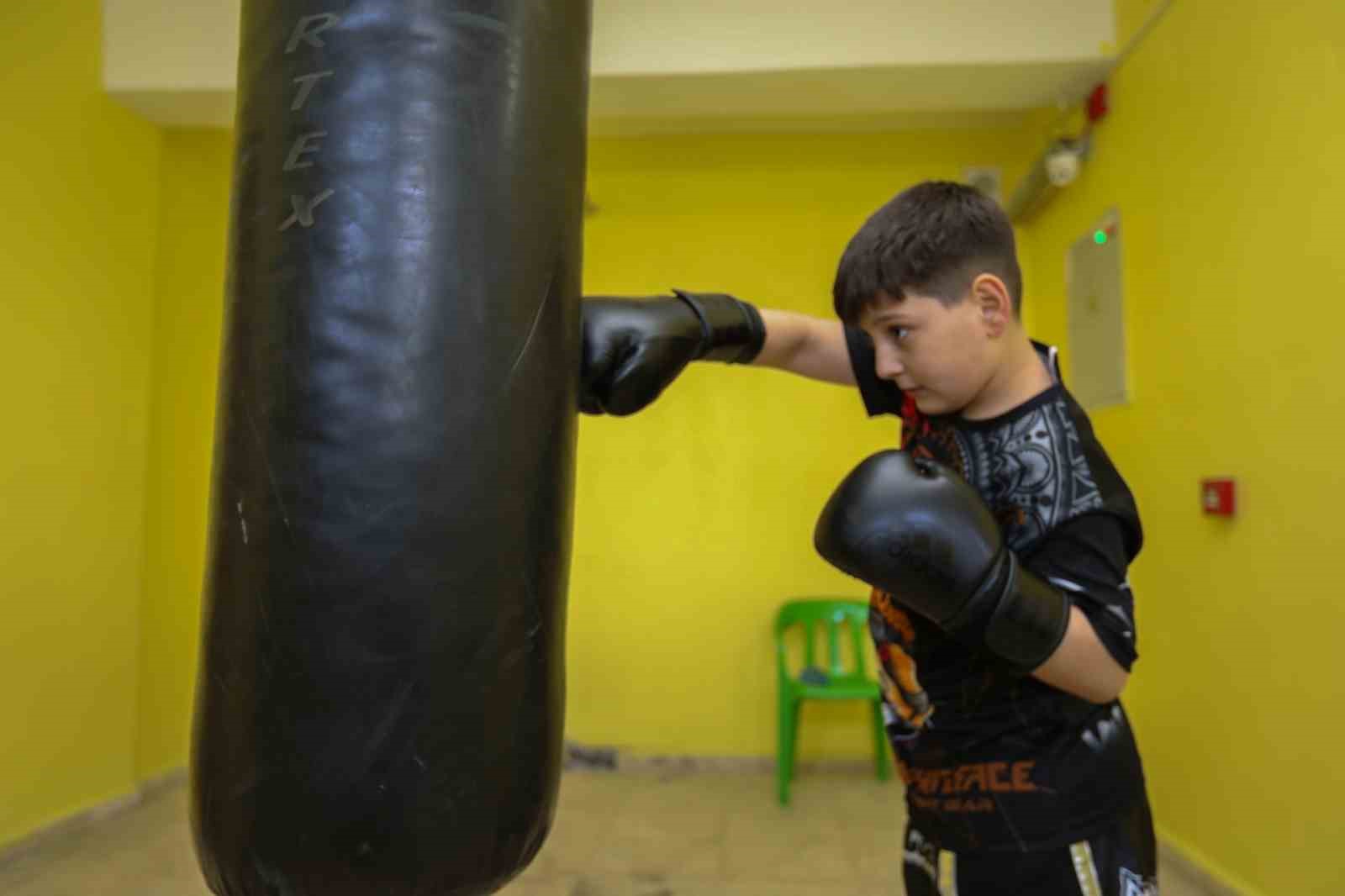 Muhammed Ali’yi örnek alıp gözünü dünya şampiyonluğuna dikti