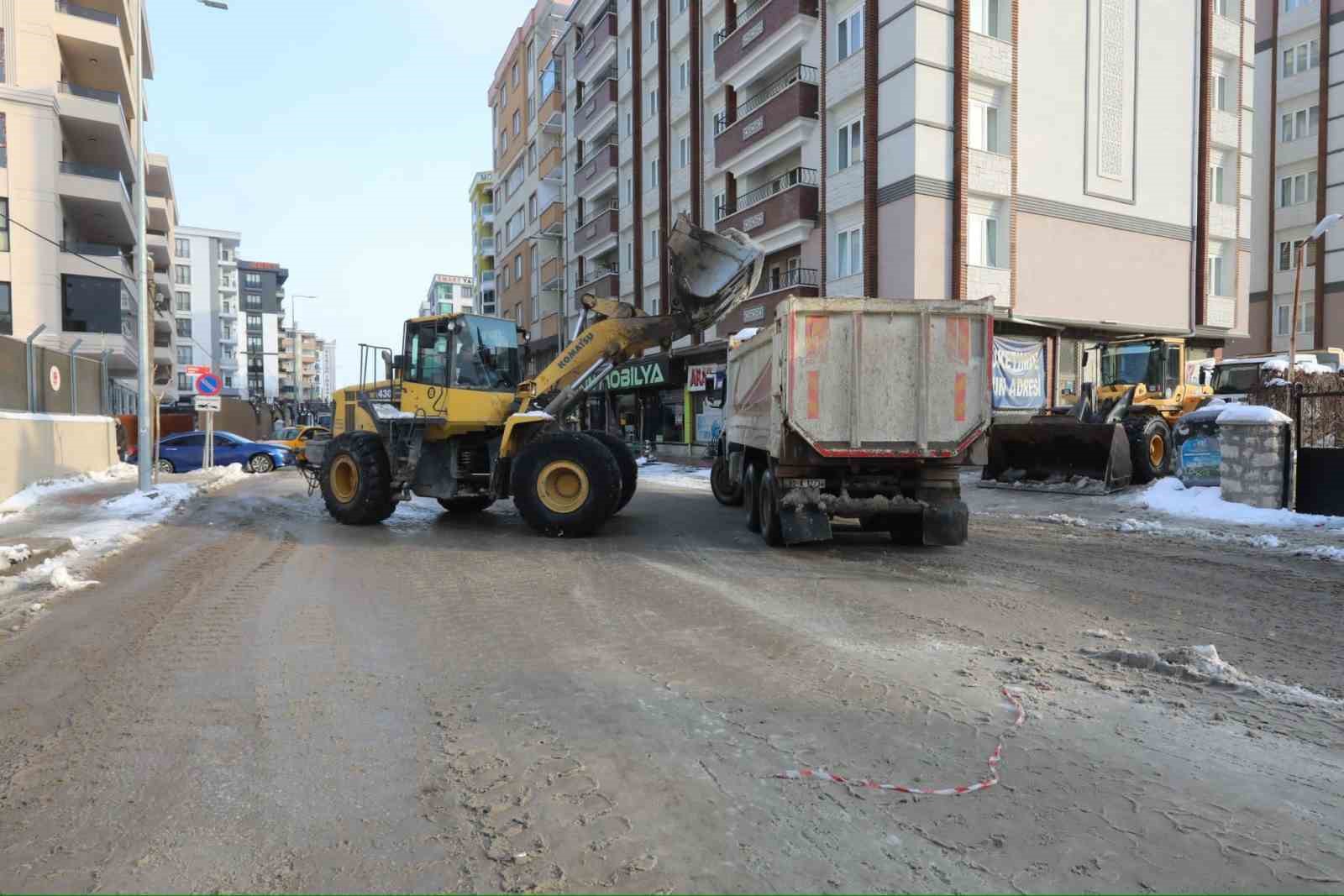 İpekyolu’nda karla mücadele devam ediyor