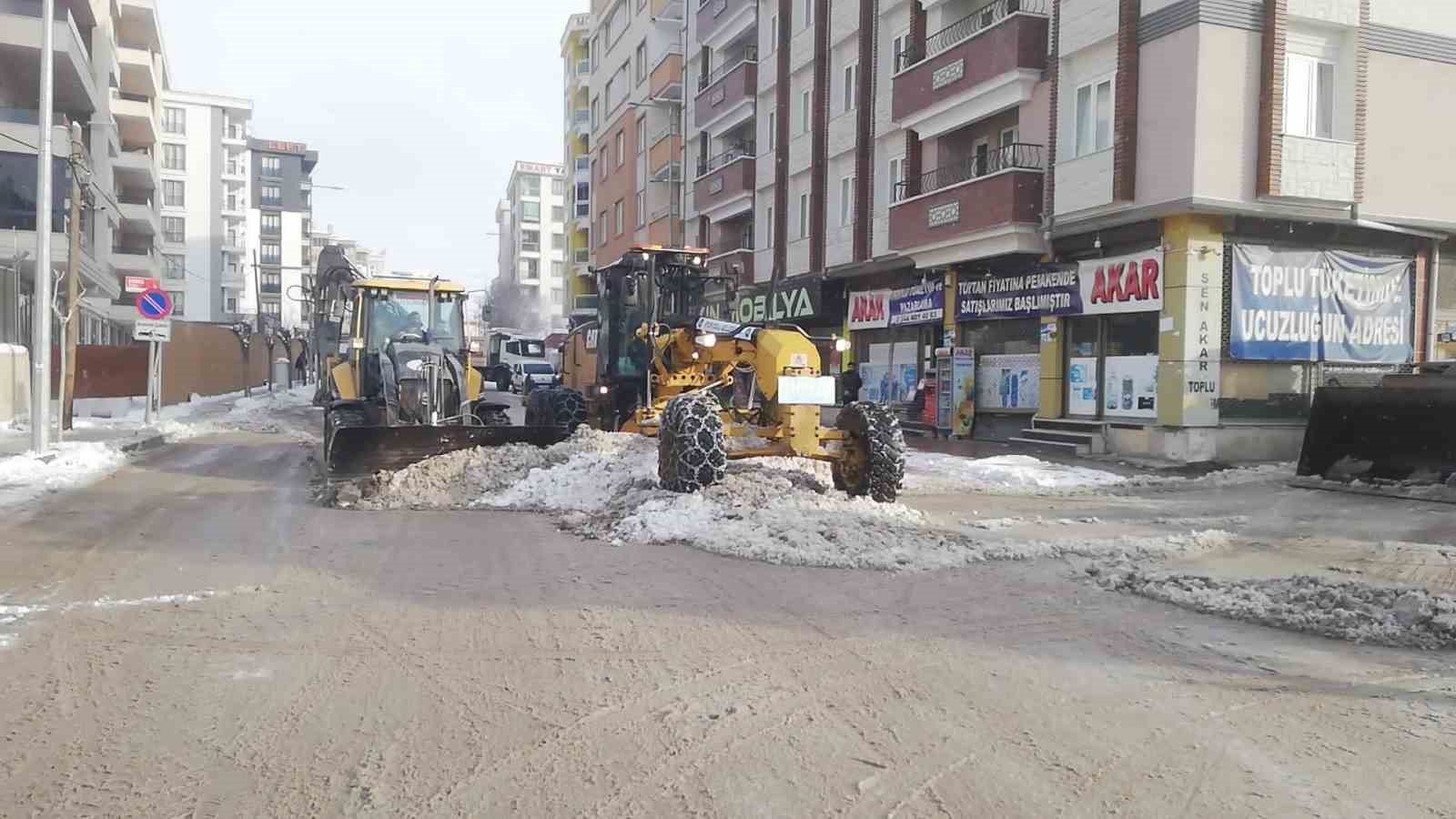 İpekyolu’nda karla mücadele devam ediyor