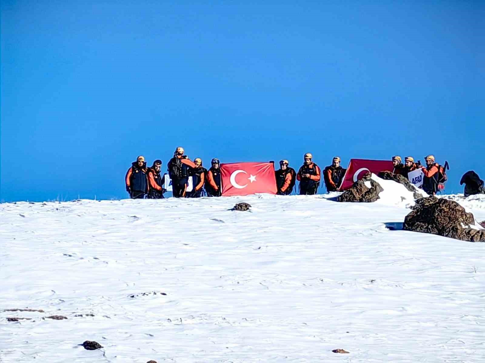 Van’da Sarıkamış şehitleri Erek Dağı’nın zirvesinde anıldı