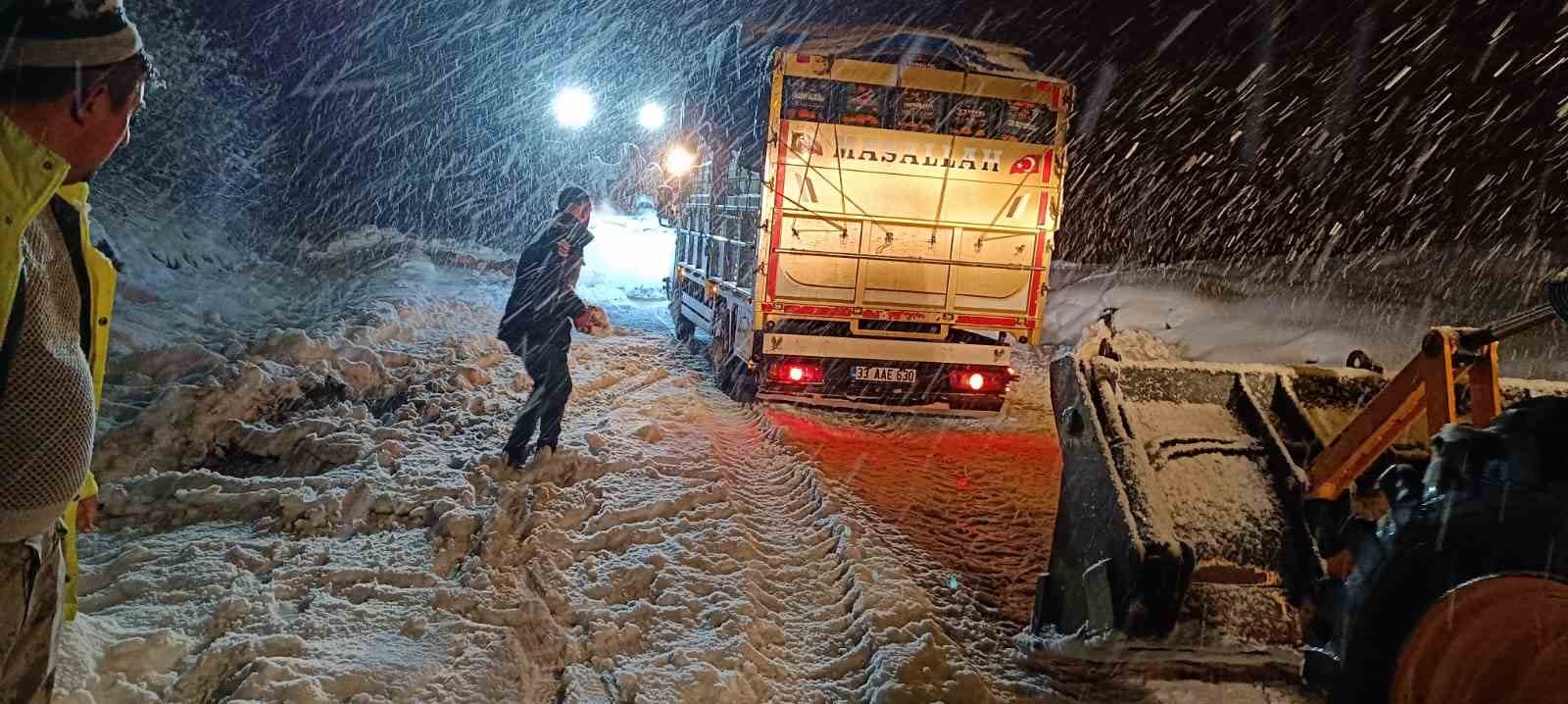 Muradiye’de yolda mahsur kalan araçlar kurtarıldı