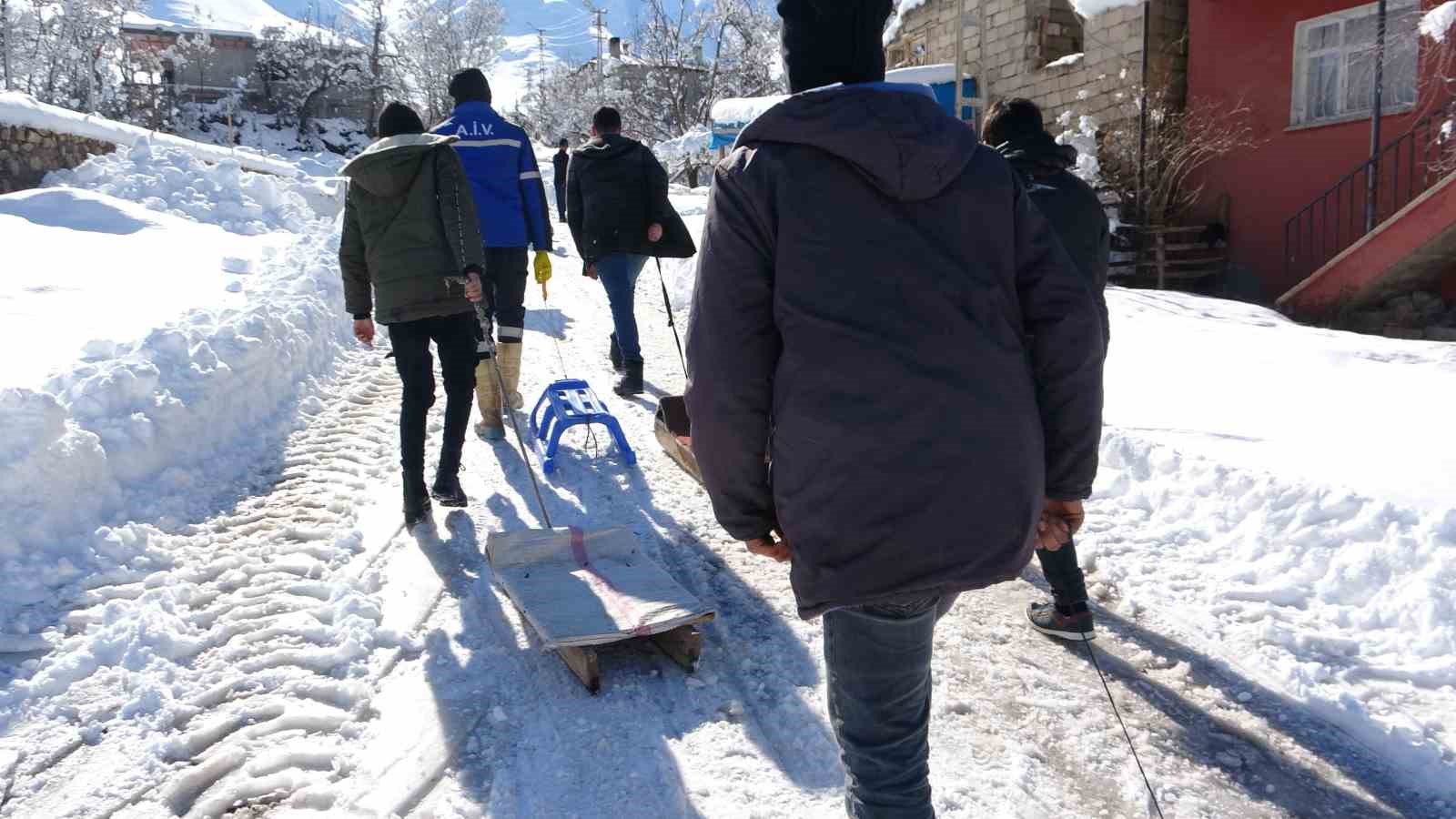 Gençler yaptıkları kızaklarla karın tadını çıkardı