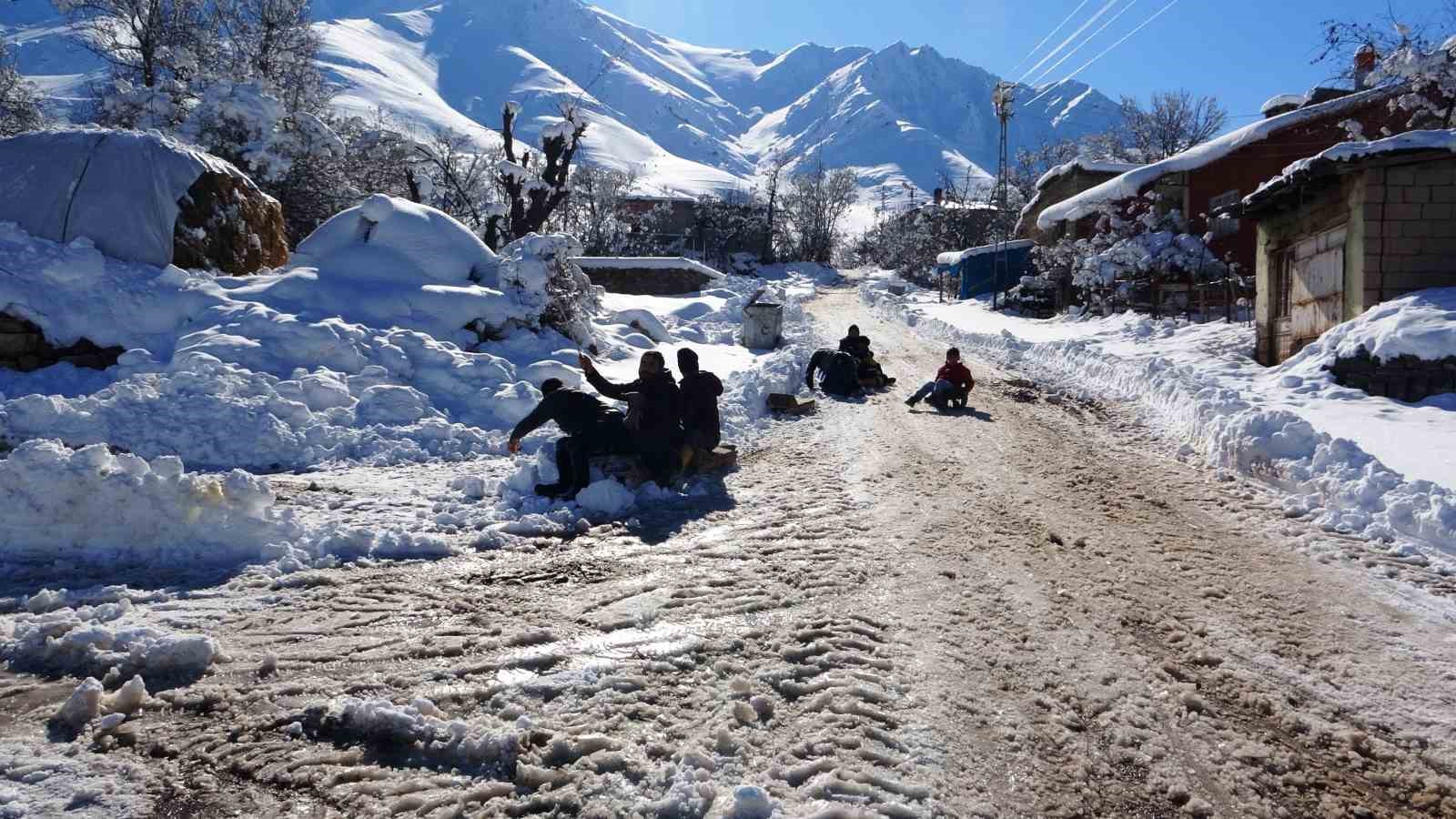 Gençler yaptıkları kızaklarla karın tadını çıkardı