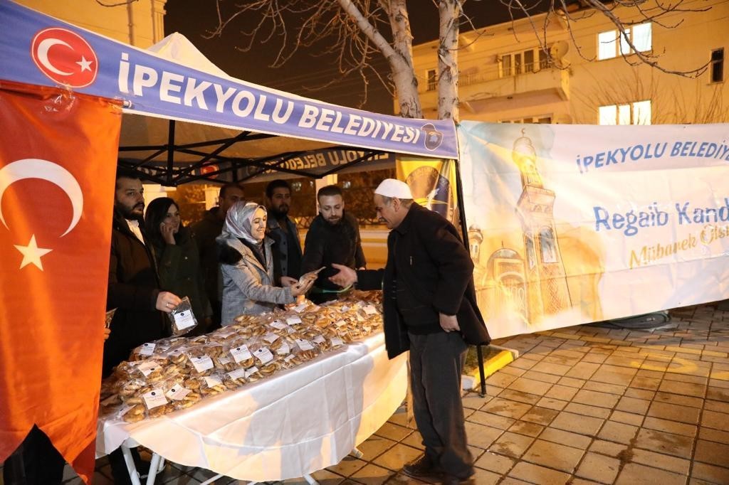 İpekyolu’nda kandil geleneği devam ediyor