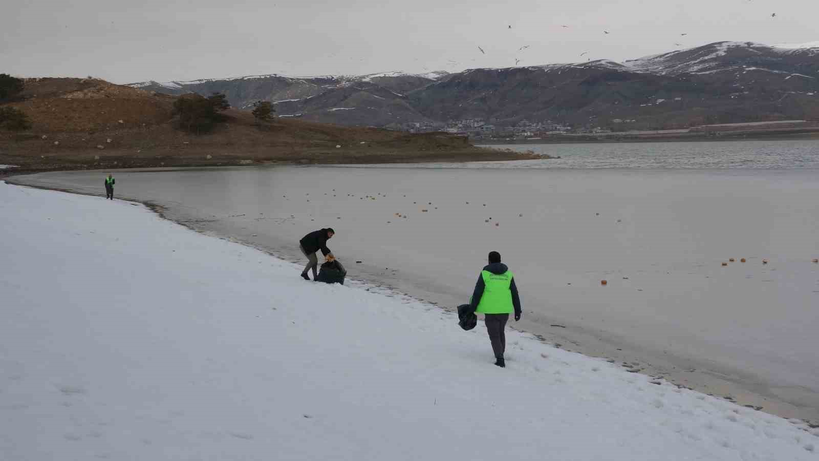 Sıhke Gölü kısmen buz tuttu