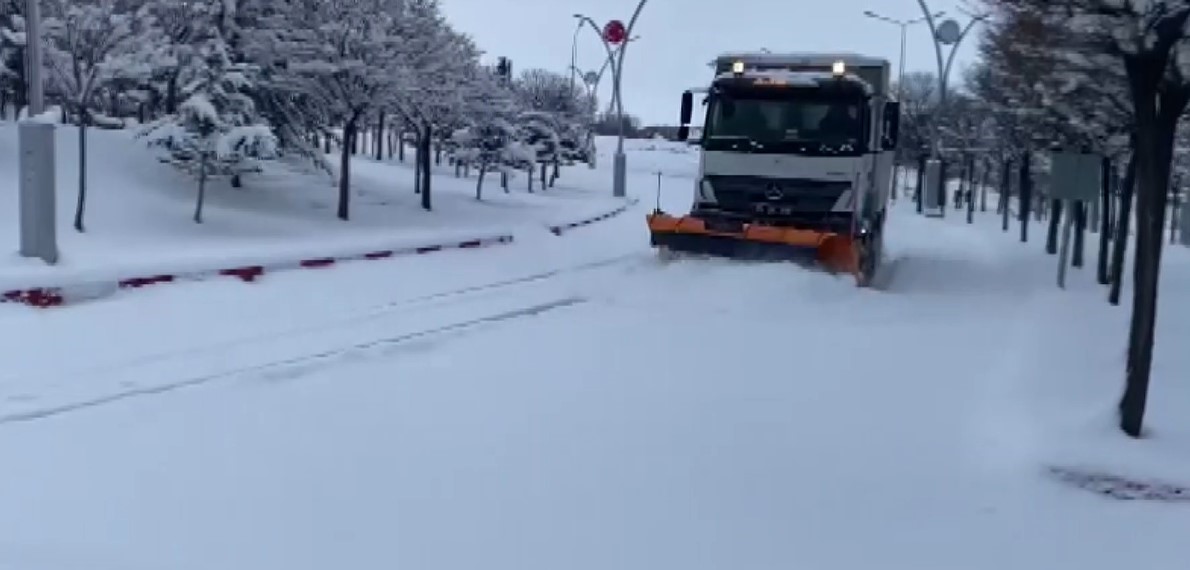 Erciş’te kardan kapanan yollarda çalışmalar devam ediyor